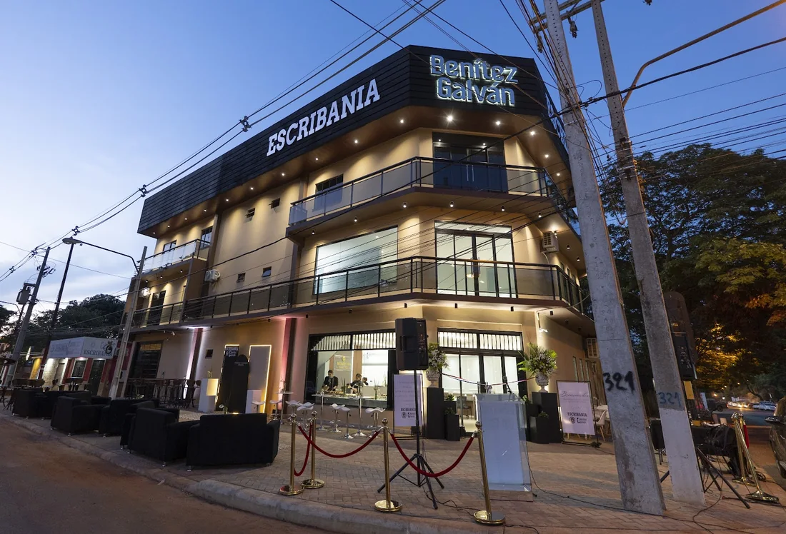 El edificio de la Escribanía Benítez Galván en el Km 16 de Minga Guazú, iluminado la noche de la inauguración